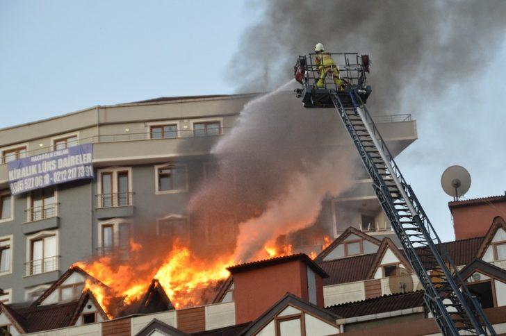 Şişli'de yangın paniği! 9 katlı binanın çatı katı alev alev yandı G4