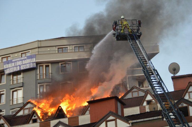 Şişli'de yangın paniği! 9 katlı binanın çatı katı alev alev yandı G3
