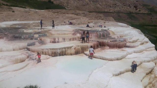 Doğa tutkunları kendi imkânlarıyla Başkale travertenlerine bakım yaptı