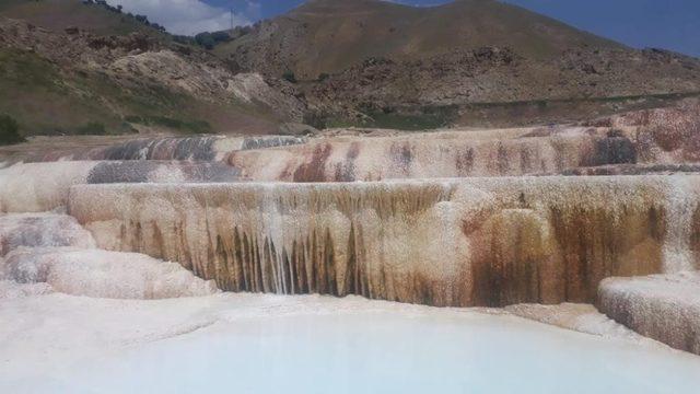 Doğa tutkunları kendi imkânlarıyla Başkale travertenlerine bakım yaptı