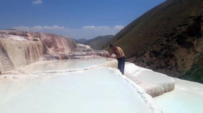 Doğa tutkunları kendi imk&acirc;nlarıyla Başkale travertenlerine bakım yaptı