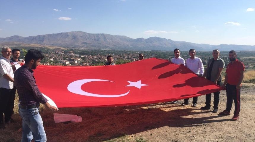 Doğanşehir&rsquo;de dev T&uuml;rk Bayrağı