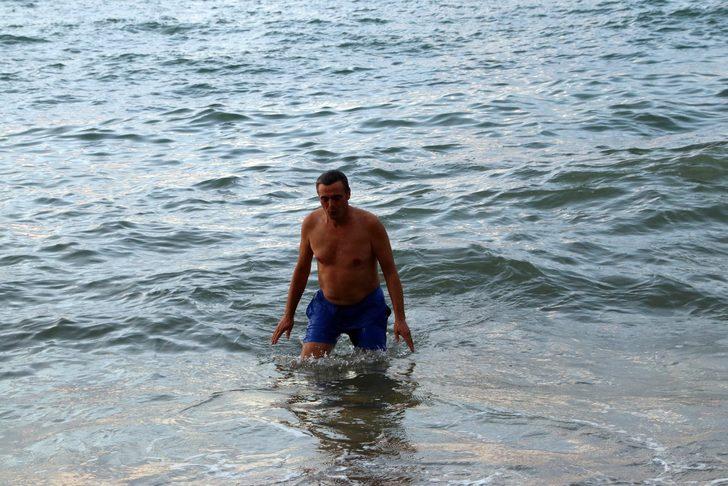 MHP'li vekil, denizin temiz olduğunu göstermek için suya girdi G4