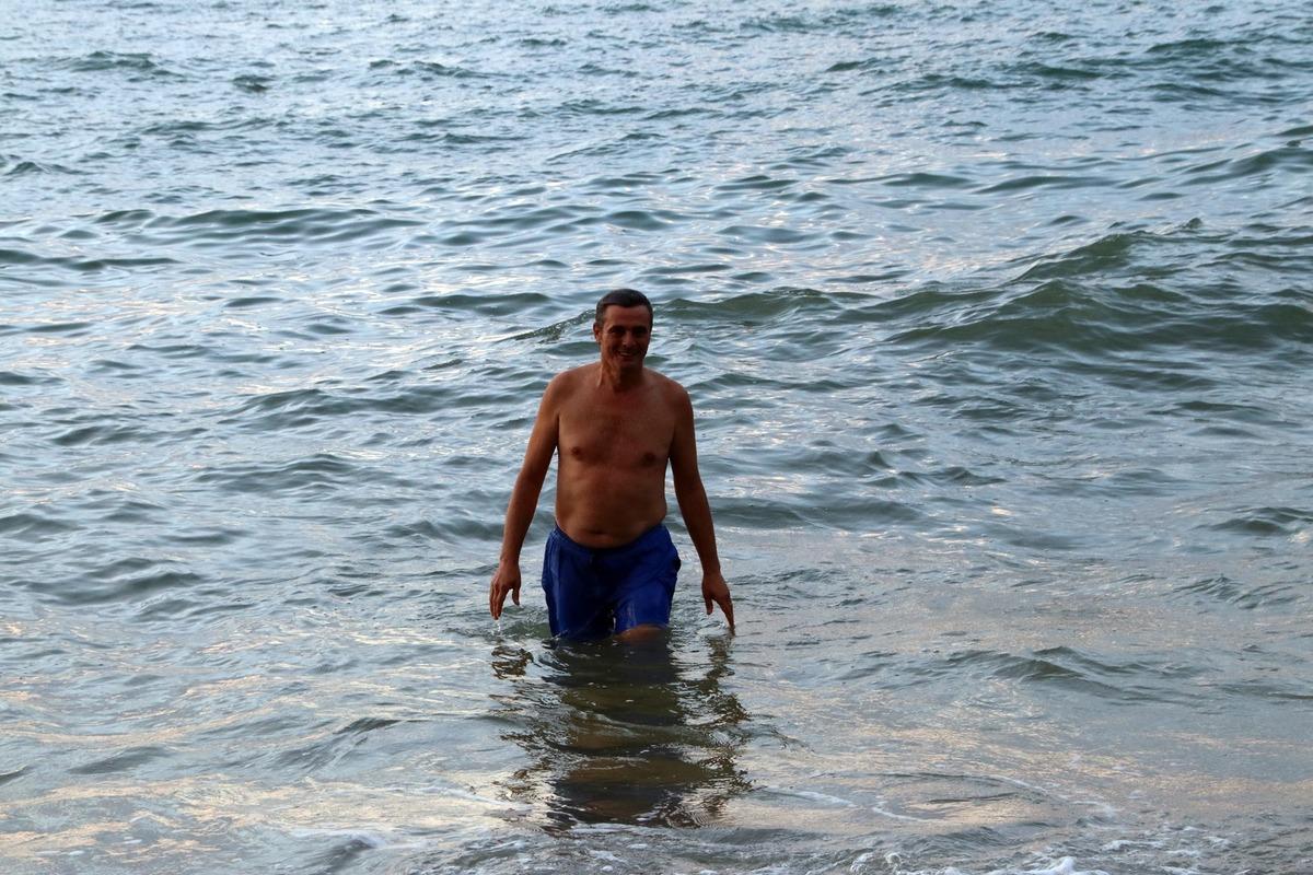 MHP'li vekil, denizin temiz olduğunu g&ouml;stermek i&ccedil;in suya girdi