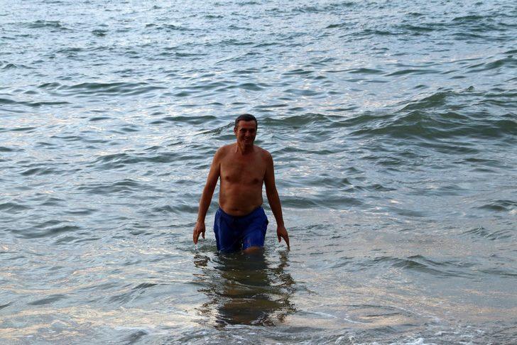 MHP'li vekil, denizin temiz olduğunu göstermek için suya girdi G1