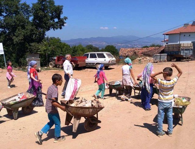 Köy Kuran Kursu öğrencilerinden çevre temizliğine destek