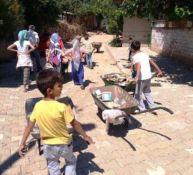 Köy Kuran Kursu öğrencilerinden çevre temizliğine destek