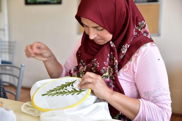 Gündüzler’de kadınlar mefruşat kursunda buluşuyor