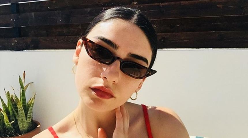 Hazar Ergüçlü’den havuz başında bikinili poz