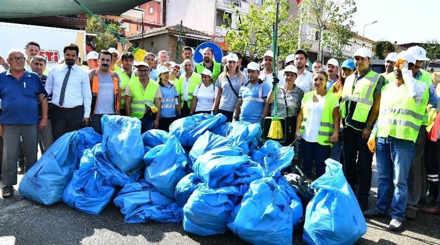 İzmirliler "&Ccedil;i&ccedil;ek gibi bir İzmir" i&ccedil;in sokağa &ccedil;ıktı