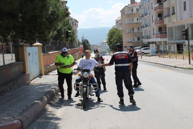 Tosya’da trafik ekiplerinden hız uygulaması