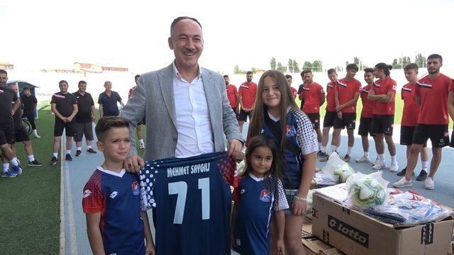 Kırıkkale Belediyesinden Büyük Anadolu Kırıkkalespor’a spor malzemesi yardımı