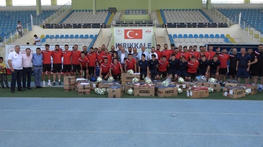 Kırıkkale Belediyesinden B&uuml;y&uuml;k Anadolu Kırıkkalespor&rsquo;a spor malzemesi yardımı