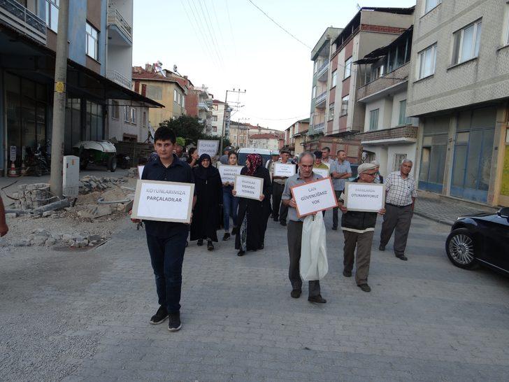 Başıboş köpeklerden bıkan vatandaşlar pankartı alıp sokağa çıktı G3