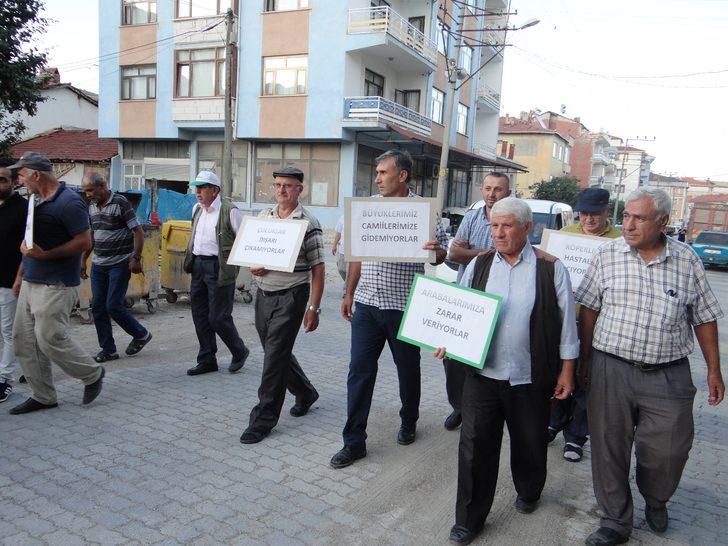 Başıboş köpeklerden bıkan vatandaşlar pankartı alıp sokağa çıktı G5