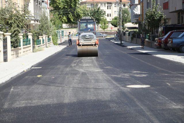 Battalgazi Belediyesi sıcak asfalt çalışmalarına devam ediyor