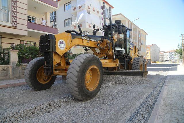 Battalgazi Belediyesi sıcak asfalt çalışmalarına devam ediyor