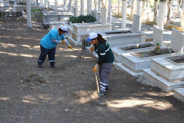 Söke’de mezarlıklarda bayram temizliği