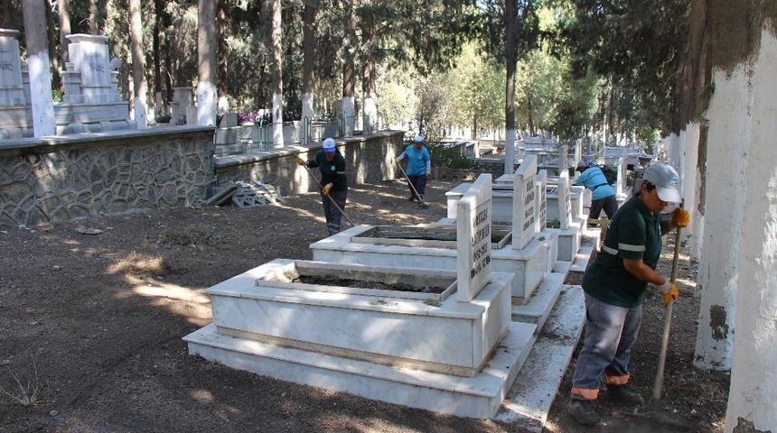 Söke’de mezarlıklarda bayram temizliği