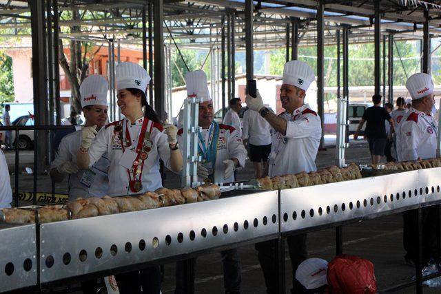 Mengen'de aşçılık festivalinde 'tavuk çevirme' rekor denemesi