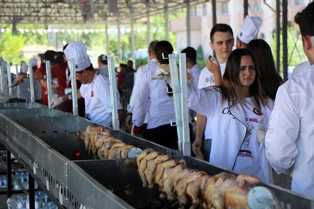 Mengen'de aşçılık festivalinde 'tavuk çevirme' rekor denemesi