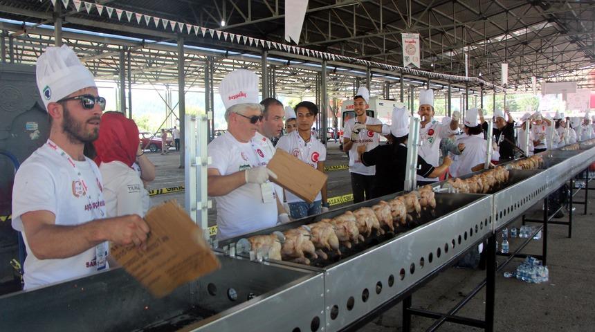 Mengen'de aş&ccedil;ılık festivalinde 'tavuk &ccedil;evirme' rekor denemesi