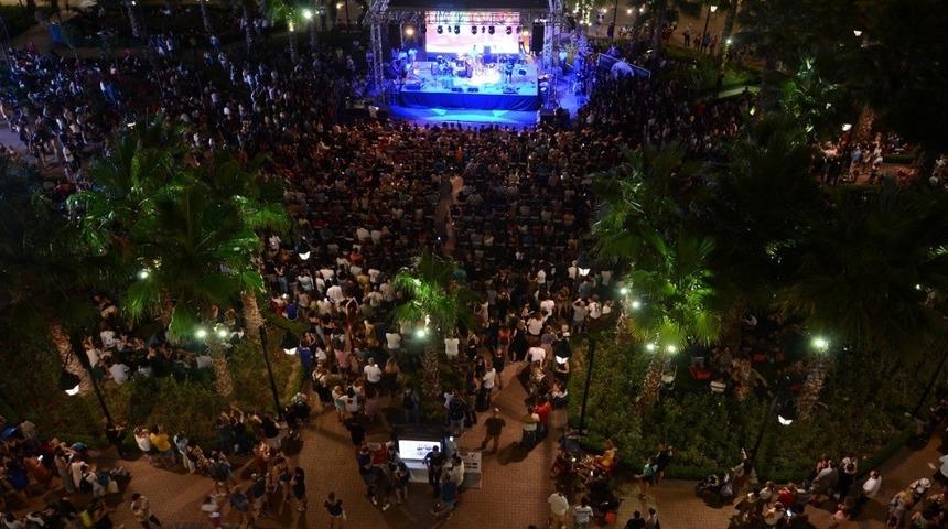 İzmirliler caz festivaline akın etti