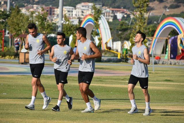 Aliağaspor FK takımı kondisyon depoluyor