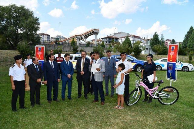 Sürücü seyahat karnesini doldurarak en çok beğeni alan 3 öğrenciye bisiklet hediye edildi