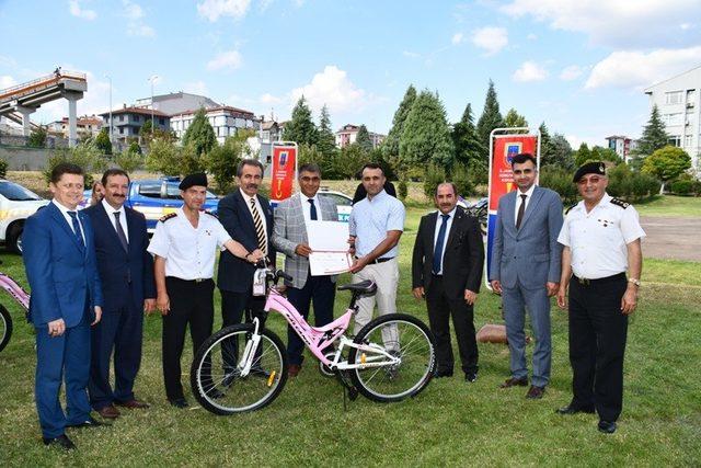 Sürücü seyahat karnesini doldurarak en çok beğeni alan 3 öğrenciye bisiklet hediye edildi