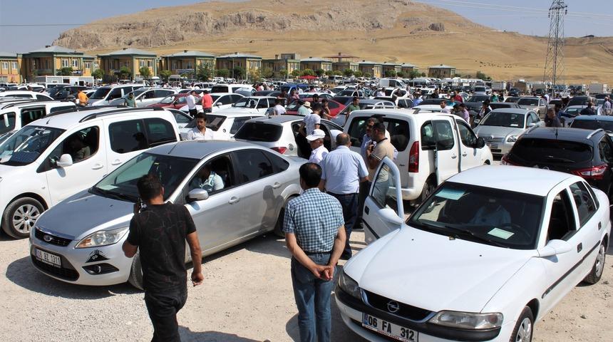 Vatandaş bayram öncesi ikinci el araca hücum etti
