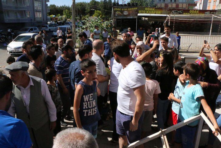 13 yaşındaki çocuğu öldüren zanlının iş yerini taşladılar G3