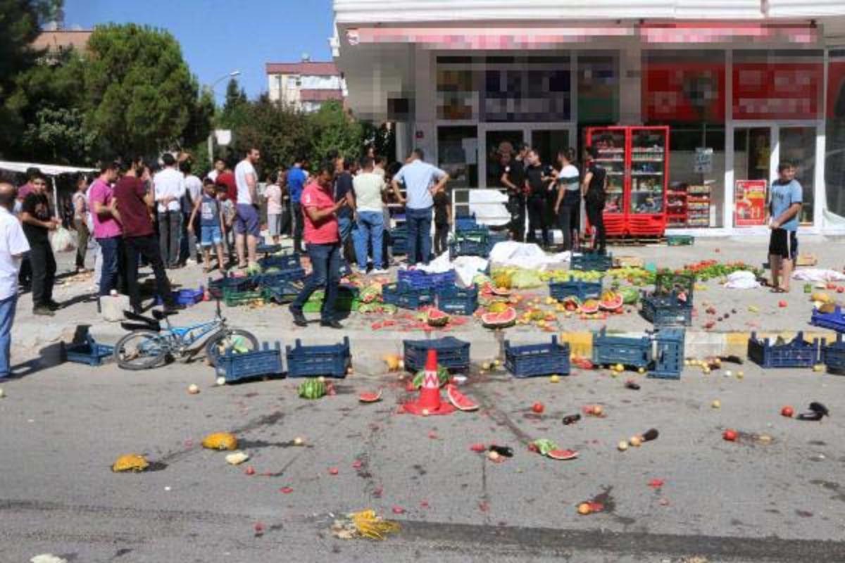 13 yaşındaki &ccedil;ocuğu &ouml;ld&uuml;ren zanlının iş yerini taşladılar