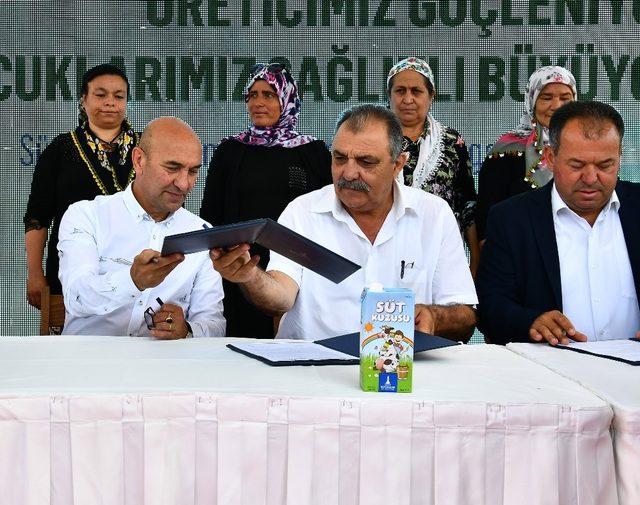 Başkan Soyer’den süt üreticileri ile çocukları sevindiren imza