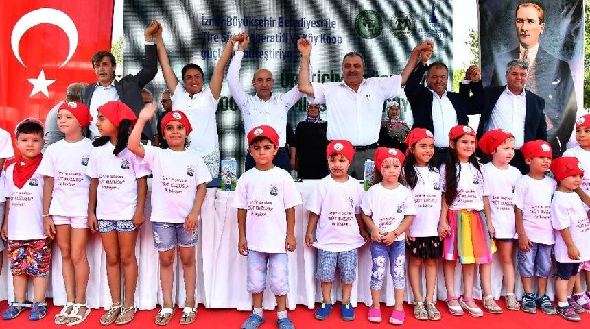 Başkan Soyer&rsquo;den s&uuml;t &uuml;reticileri ile &ccedil;ocukları sevindiren imza