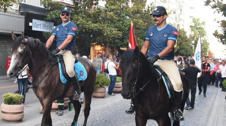 Kurtdere kortejinde atlı zabıta s&uuml;rprizi