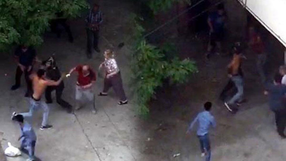&Ccedil;ocukların kavgasına aileler de karıştı: 1 &ouml;l&uuml;, 4 yaralı