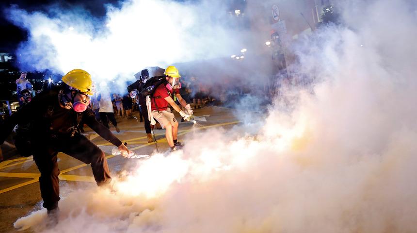 Hong Kong’daki protestolar sürüyor! Tarihi limandaki Çin bayrağını indirdiler