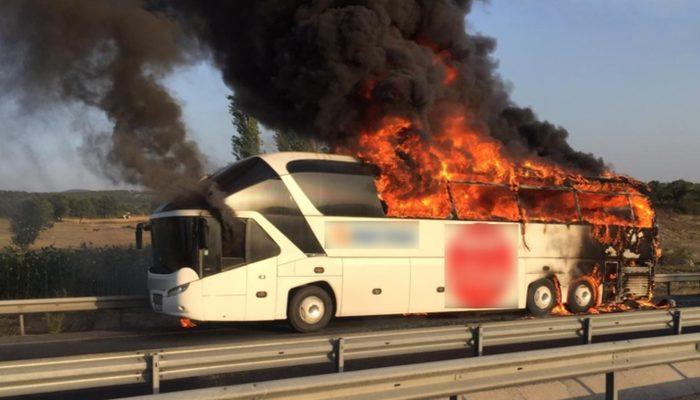 Manisa'da seyir halindeki yolcu otobüsü yandı