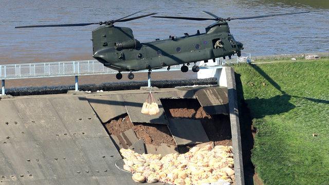 İngiltere Kraliyet Hava Kuvvetleri'ne ait bir Chinook tipi helikopter, Derbyshire bölgesinde bulunan bir barajın yoğun yağış nedeniyle zarar görmesinin ardından barajı kum dolu çuvallarla destekleme operasyonuna böyle destek verdi. Bölgedeki 1.500 kişi sel riskine karşı tahliye edilmişti.
