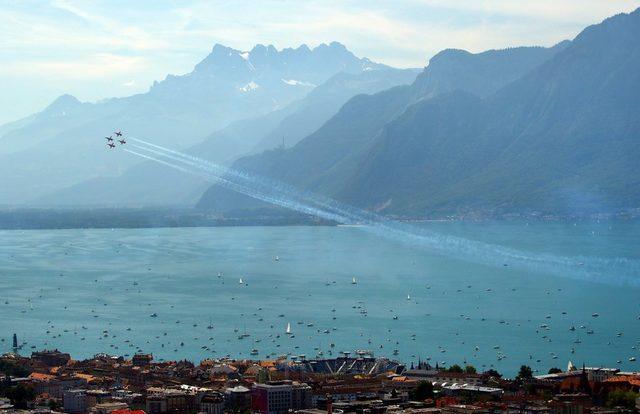 İsveç Hava Kuvvetleri'ne ait F-5 tipi uçaklar, İsviçre Ulusal Günü için Cenevre Gölü üzerinde gösteri yaparken.