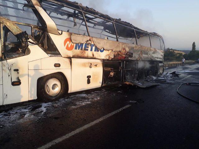 Manisa'da seyir halindeki yolcu otobüsü yandı (2)