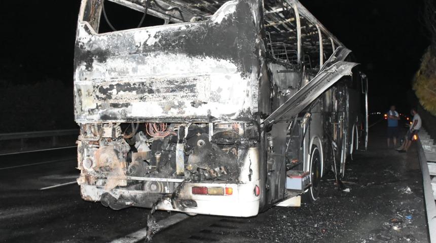 Tur otobüsü küle döndü! Firma sahibi: Madeni yağ koymakla bu araba yanmaz