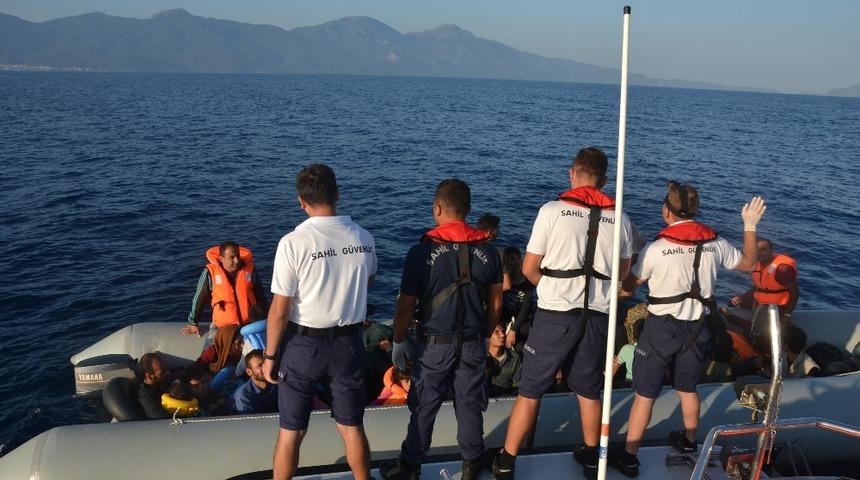 Kuşadası&rsquo;nda 25&rsquo;i &ccedil;ocuk 42 ka&ccedil;ak g&ouml;&ccedil;men yakalandı