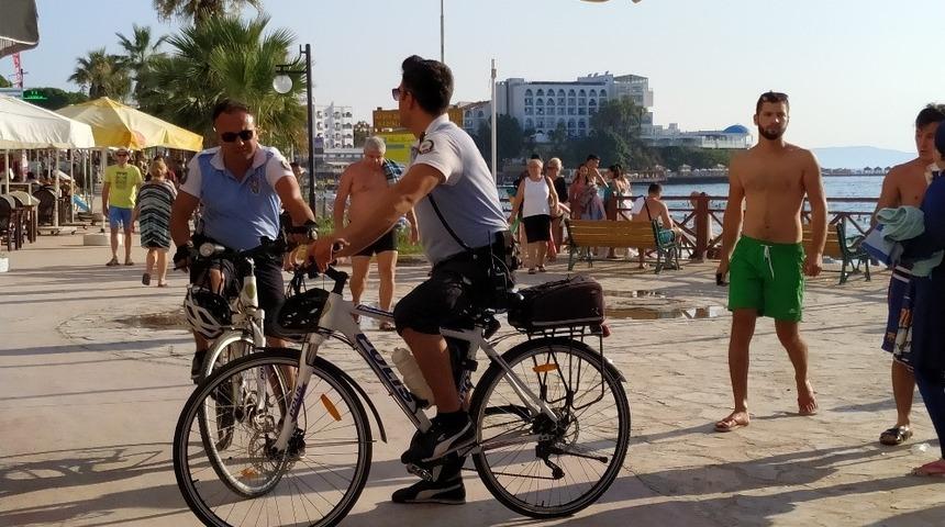 Kuşadası d&uuml;nyaca &uuml;nl&uuml; plajları bisikletli polislere emanet