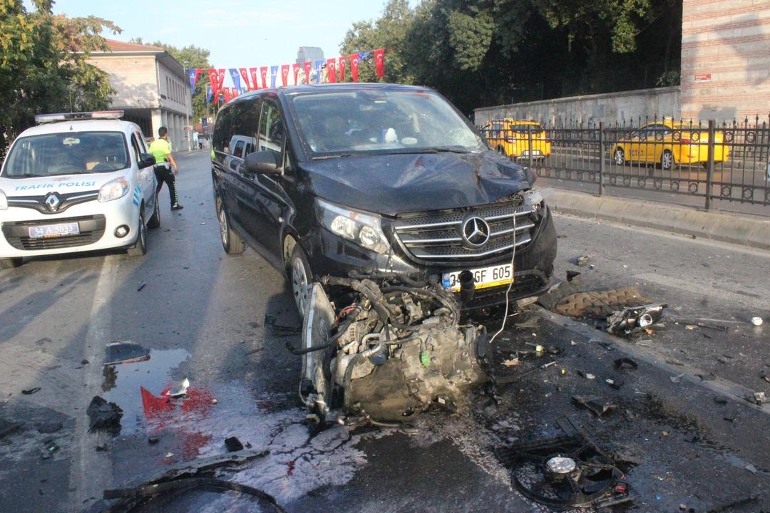 Beşiktaş'ta otomobil takla attı, motoru fırladı