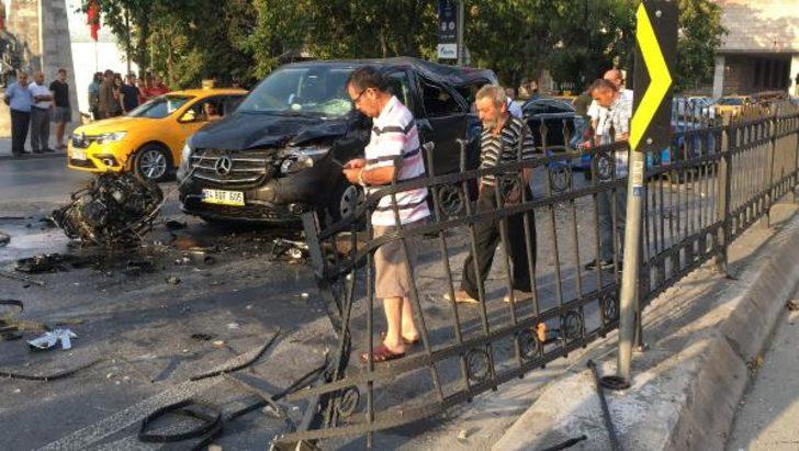 Beşiktaş'ta otomobil takla attı, motoru fırladı G3