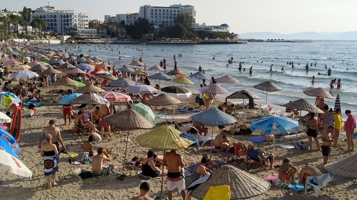 Kuşadası&rsquo;nda sıcaktan bunalan plaja koştu