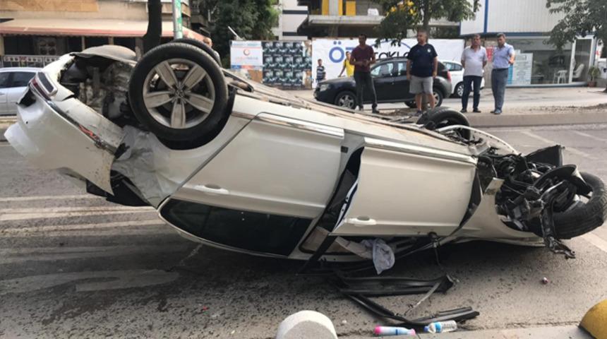 Kadıköy'de kaldırama çıkan araç takla attı! 