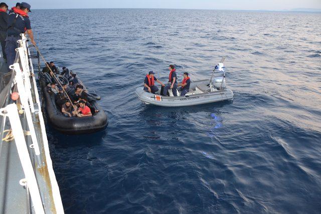 Edirne'de lastik botta 36 kaçak göçmen yakalandı